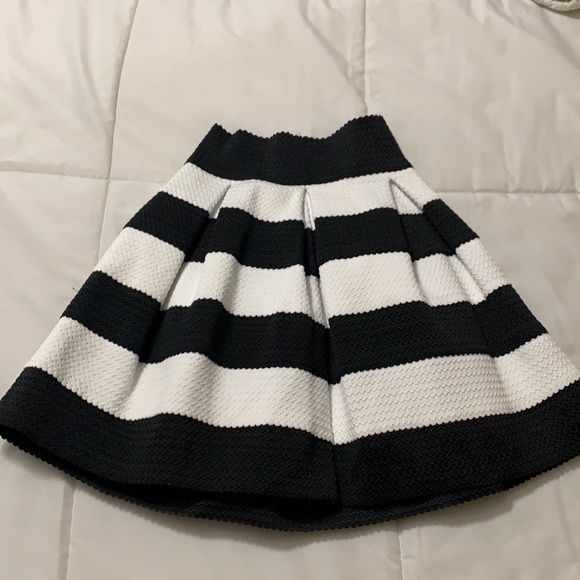 Gently used black and white skirt - Picture 3 of 5